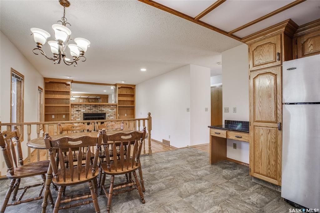 Silverspring小区1680尺4房4卫独立屋出售，安静路段步行百米至两所小学。全新刷漆，新换部分地毯，大理石台面。主卧带洗手间。地下室装修有一房一厅一卫。私密超大后院绿树成荫，连体双车库。挂牌价格 $449000。详情联系地产经纪Gary Gai 盖王睿 - 8