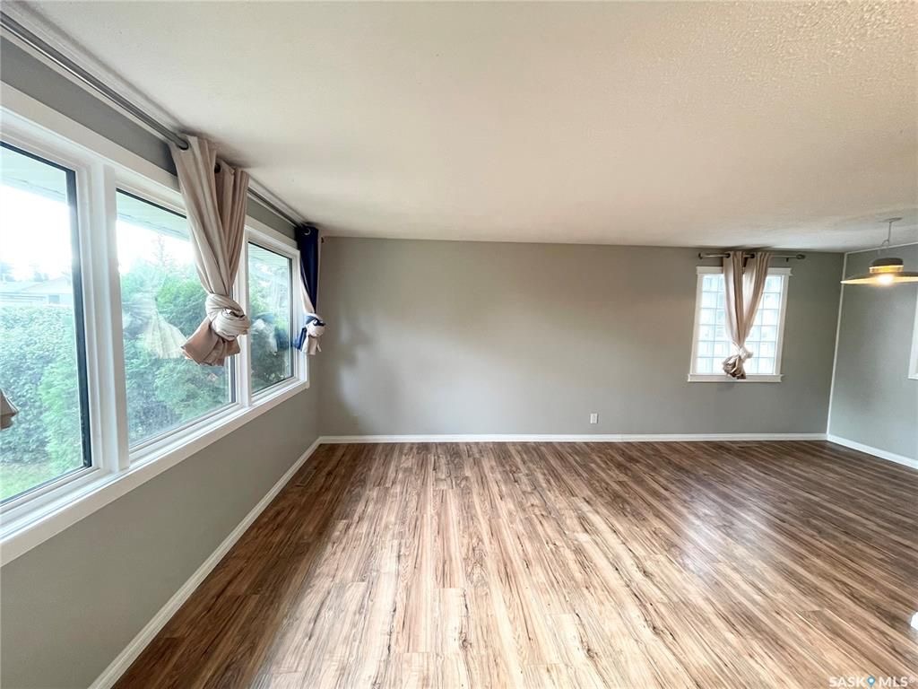 核心路段5房2卫大地双车库独立屋出售。步行百米至8街Greystone小学公园，8街Superstore购物。房屋近期升级有：PVC 窗户，合成木地板，橱柜，洗手间，热水器，屋顶瓦片。 地下室有独立出入，大窗户2房1厅1卫。水吧台带mini炉灶。可自住或投资出租。挂牌价格：$35 - 6