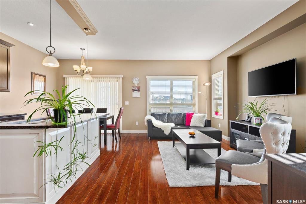 Willowgrove小区4室4卫联排出售，步行到小学高中商圈，安静边户多额外窗户，加大独立院子，连房子车库外加双车位。高档装修高顶理石台面，二楼两个超大卧室各带独立洗手间。地下室装修有2室一厅一卫。有意联系地产经纪盖王睿Gary Gai 3063413677微信gary3677 - 3