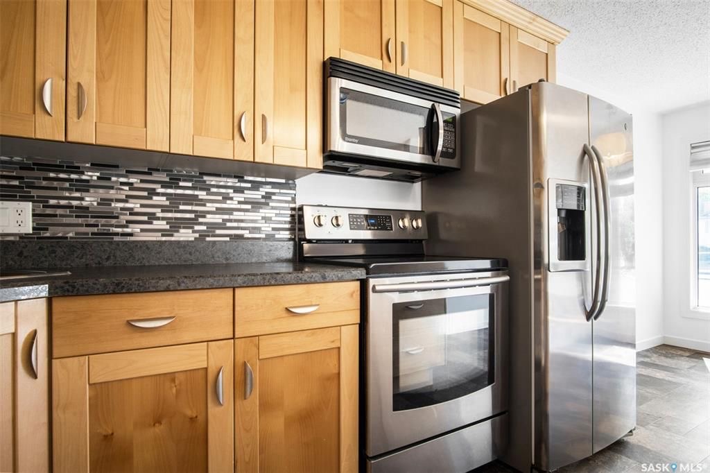 Wildwood小区错层结构3房2卫独立屋出售。位置优越，步行至Central Mall ，8街购物，学校，公园。全新刷漆，更新枫木厨房，更新窗户，屋顶瓦片，洗手间翻新。私密成熟大后院，连房子单车库外加双车道停车。房屋格局采光好。挂牌价格：$379000。详情请联系地产经纪Gar - 14