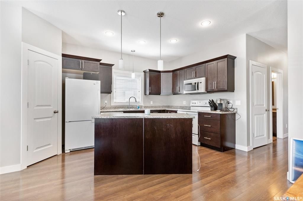 Evergreen小区1215尺错层独立屋出售, 本地西人业主，4房3卫，半地下室带合法出租1厅 1房间1卫分电表，独立出入独立洗衣烘干，另有1大活动空间用于主层住户使用，双车库外加1室外停车位，拐角地块多停车位，带露台，采光好，步行百米至两所小学及公园。 - 11