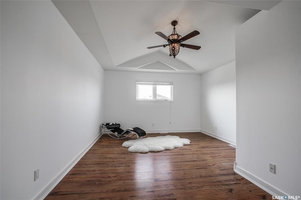 Willowgrove小区1891尺2007年建4房4卫外加多功能厅独立屋出售，位置便利步行至两所willowgrove小学，百年高中，购物公园。全新刷漆，新换部分地毯，热水器。实木地板，大理石台面。二楼有3房2卫外加多功能厅，地下室装修有一房一厅一卫。大院子连房子双车库。 - 8