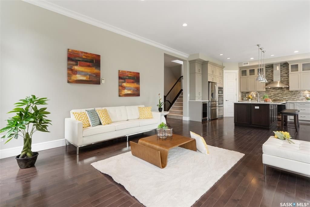 Rosewood小区核心安静路段，步行至小学公园，近2600尺5房5卫豪华装修独立屋出售。一楼入户挑高顶，超大独立办公室，实木地板，10尺层高，超大客厅天然气壁炉，开放式厨房，枫木橱柜到顶，大理石台面，天然气明火炉头。 二楼4房3卫。主卧带干湿分离洗手间地热，双洗手台，步入式衣柜 - 19