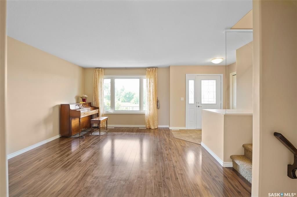 Stonebridge小区4房3卫独立屋出售。面对小学公园好景色。1464尺大空间开放式设计，枫木橱柜，不锈钢家电，收纳角柜，2 楼3个大卧室，主卧带独立洗手间。地下室完全装修有1房间1大活动厅。大后院带独立露台，双车库。另有中央空调，中央吸尘，加湿器，换风系统，垃圾粉碎机，前露 - 8