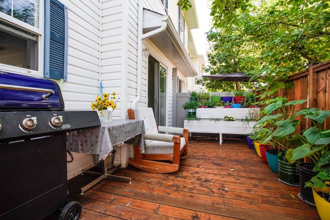 Lakewood小区3房2卫联排出租，2003年建，地下室完整装修有一大厅。边户，带私密独立露台。外带地上室外双车位。房屋状况新保养好。租金$1400/月包水，除雪除草。可含少量家具。一年起租约。不抽烟不养宠物。希望租客守法守信干净整洁。 - 2