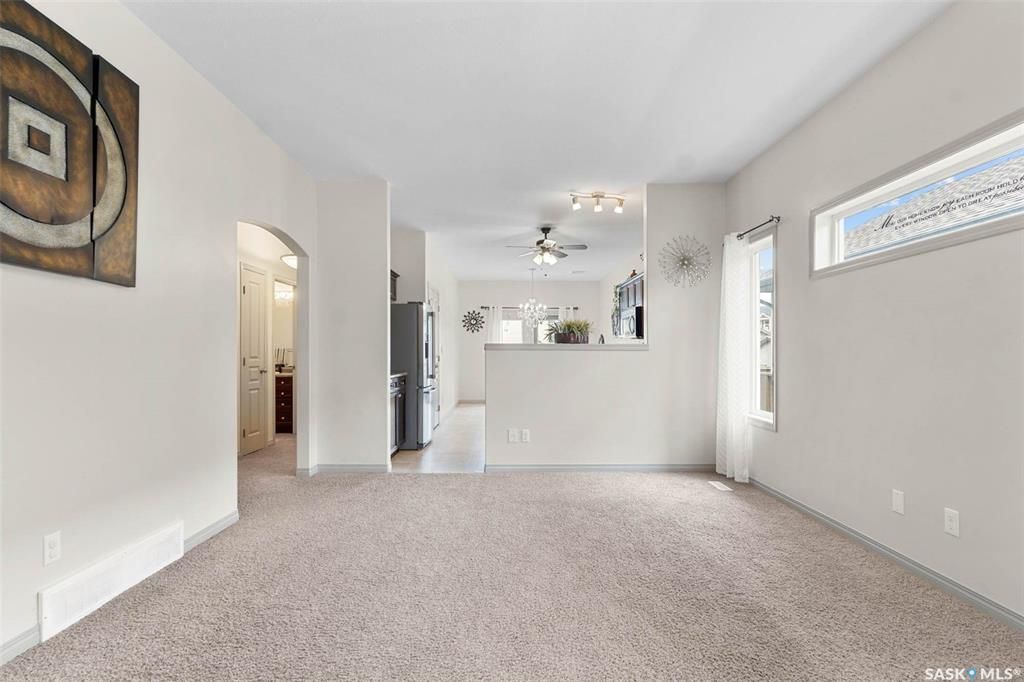 Stonebridge小区安静核心地段1144尺3房2卫平层独立屋出售。步行500米至两所小学，近公园，周边购物。2011年建一手房主保养如新。一楼调高层高，半开放设计，枫木橱柜，充足台面储物空间，2019年更换全新家电，三个大卧室主卧带独立洗手间双衣柜。私密后院有后巷，不紧靠邻 - 7