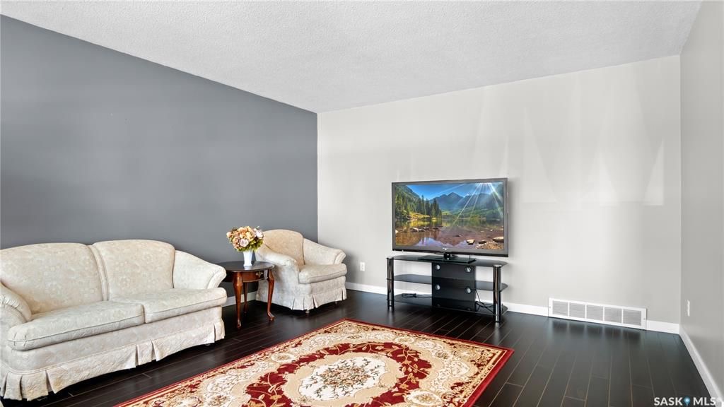 Eastview小区步行至小学及Market Mall 购物中心。5 房3卫 双厨房独立屋出售。保养极佳，更新有pvc节能窗户，瓦片，合成木地板，高效锅炉热水器，升级后院园林。主层3房一厅一卫。地下室独立出入口，独立厨房，两房一厅两卫。另有双车库。三车道。挂牌价格：$409900 - 5