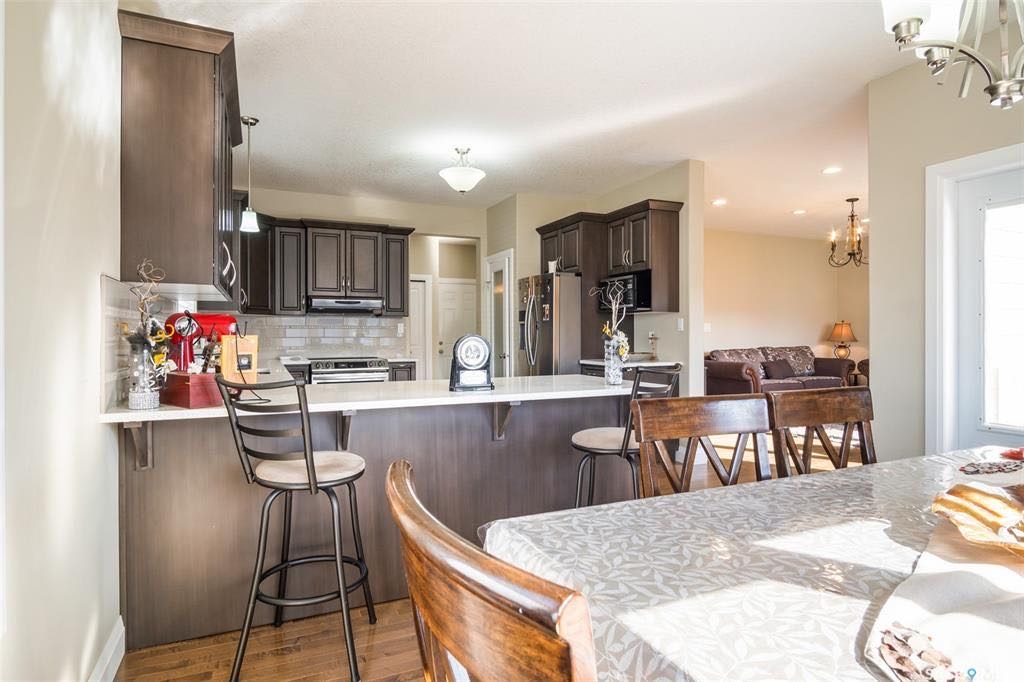 Willowgrove小区2011年建1927尺3室3卫双层独立屋出售。地理位置佳，步行可达学校，近公园，购物中心，交通便利。本地西人业主，高品质装修，全屋保养极佳。一楼挑高9英尺，瓷砖实木地板。开放式客厅和厨房，厨房大量橱柜，储藏空间大，带阻尼抽屉。花岗岩台面，陶瓷背板，和不锈 - 6