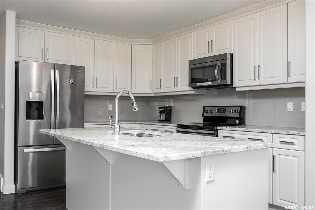 Stonebridge2016年新建1390尺独立屋出售。位置便利可步行至小学和超市购物。3房3卫 ，主卧带洗手间， 状况如新。高档装修：升级地板橱柜，理石台面。后院朝南光线好。院子完工地下室保温完成。带中央空调和新风系统。开价：$409000有意请联系地产经纪Gary Gai - 5