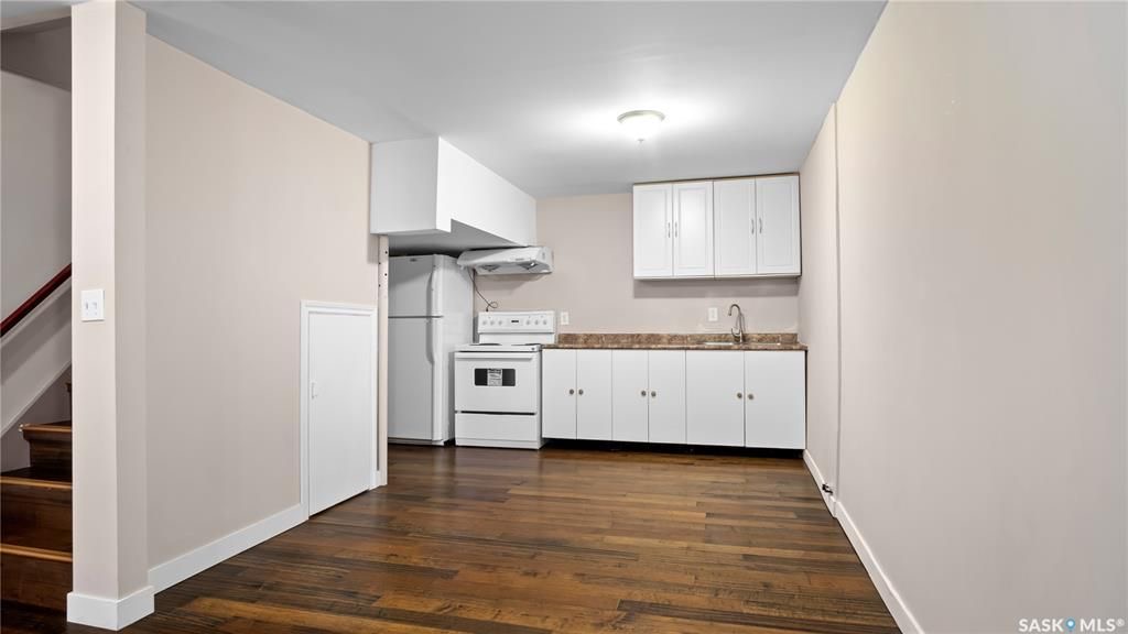 Eastview小区步行至小学及Market Mall 购物中心。5 房3卫 双厨房独立屋出售。保养极佳，更新有pvc节能窗户，瓦片，合成木地板，高效锅炉热水器，升级后院园林。主层3房一厅一卫。地下室独立出入口，独立厨房，两房一厅两卫。另有双车库。三车道。挂牌价格：$409900 - 8