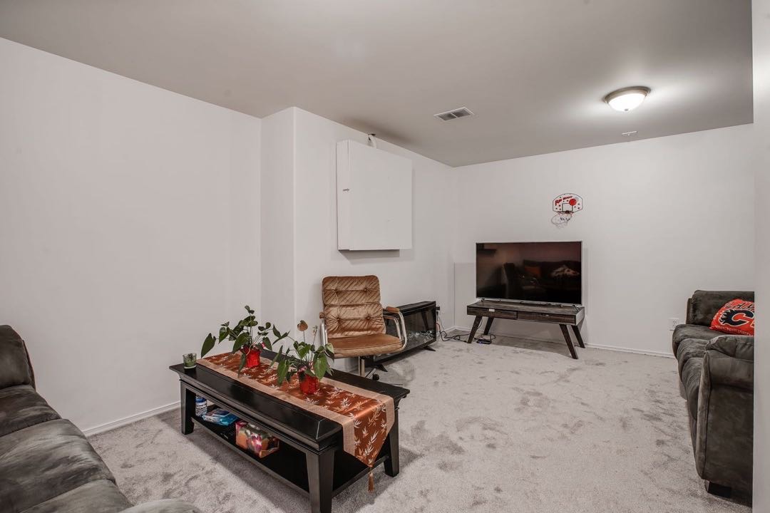 Lakewood小区3房2卫联排出租，2003年建，地下室完整装修有一大厅。边户，带私密独立露台。外带地上室外双车位。房屋状况新保养好。租金$1400/月包水，除雪除草。可含少量家具。一年起租约。不抽烟不养宠物。希望租客守法守信干净整洁。 - 10