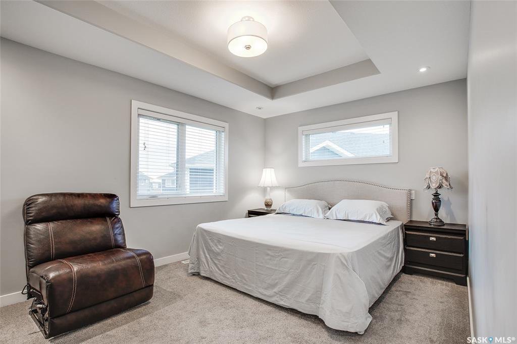 Evergreen小区1656尺4房4卫边户联排屋出售。安静位置，步行100米至两所小学，大公园。越层挑高顶，落地大窗户，彩光极好，高档装修，大理石台面，现代橱柜，不锈钢家电。大露台。主卧带独立洗手间大衣柜，地下室大窗户。 另有连房单车库，中央空调，换风系统。2015年建，房子状 - 8