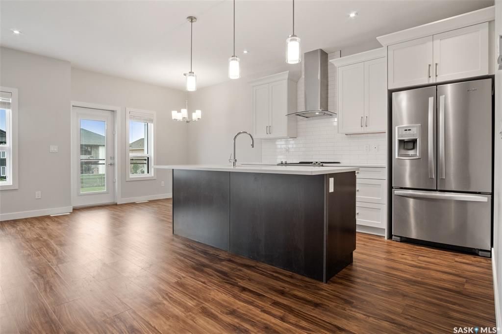 Evergreen小区背靠小学公园地下室步出式1432尺3房3卫联排别墅出售。房屋状况如新，高档装修，高档社区，环境优美。步行百米两所学校。近购物中心，交通便利。一层9尺挑高，高级复合板地板，厨房全部石英石台面，不锈钢厨房设备，非常充足的储存空间。二楼三个全尺寸房间，两个洗手间 - 4