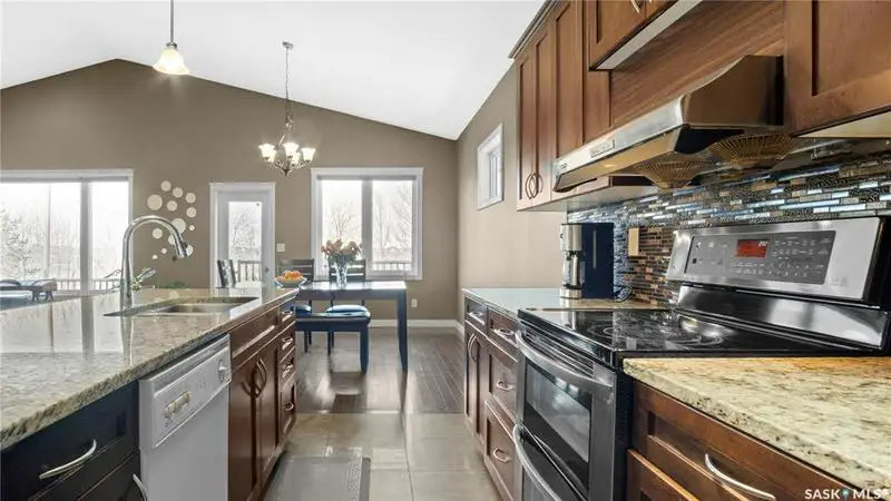 Willowgrove小区1676尺5房3卫错层独立屋出售，绝佳路段背靠农地美景，私密无遮挡视野，可赏极光。开放式设计，挑高尖顶，额外采光天窗，实木地板，大理石台面，主卧带步入衣柜独立洗手间带按摩浴缸，半地下室大窗户9尺层高，2房1超大活动厅。双车库带保温，大后院双层大露台。房屋 - 15