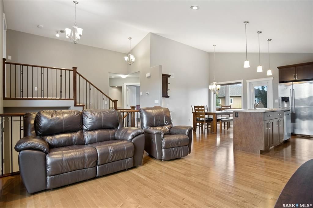 Willowgrove小区1307尺2010年建4房3错层独立屋出售，位置便利步行至两所willowgrove小学，附近高中，购物广场。挑高天花板，实木地板，厨房不锈钢设备。主卧步入式衣橱，主卧卫生间内有按摩浴缸。地下室层高9 feet，装修有一房，一个大家庭厅，一卫。 - 5