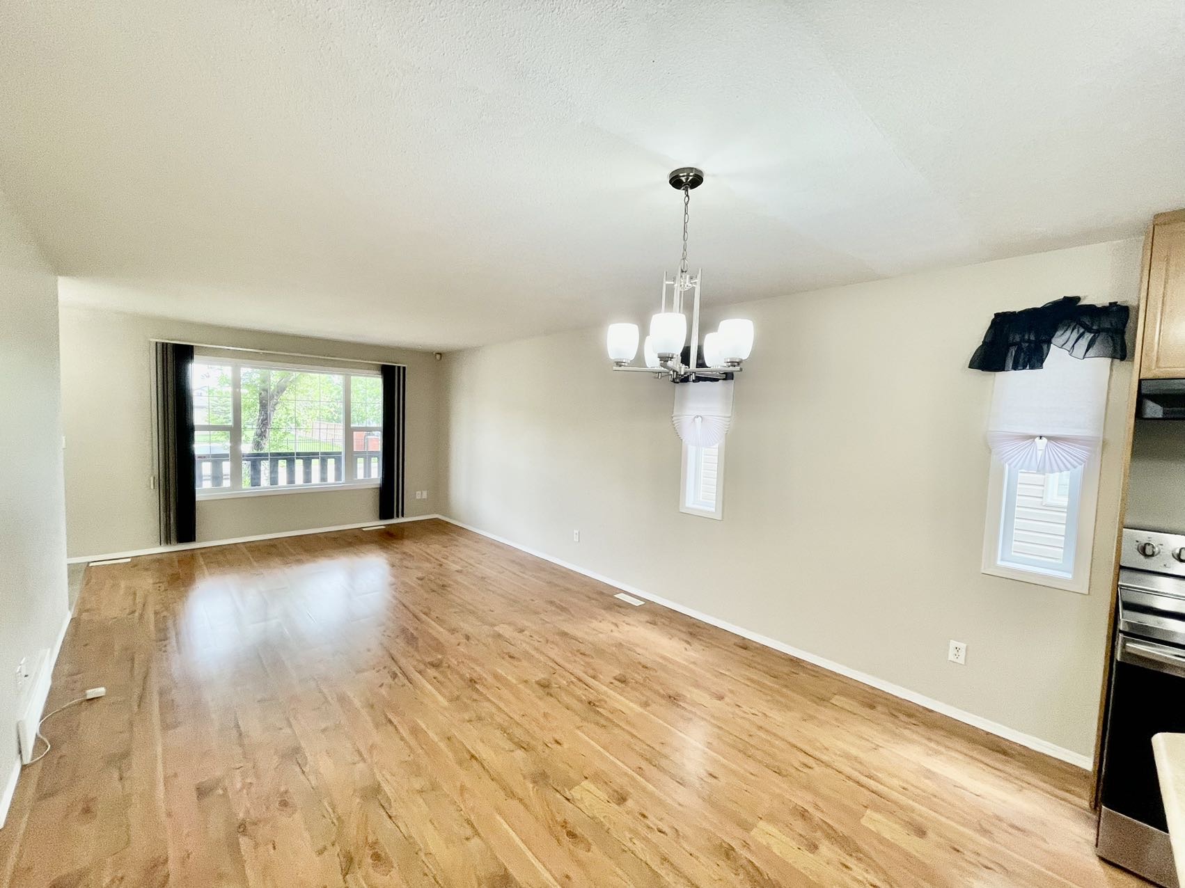 Willowgrove小区4房3卫两层独立屋出售1152尺，2007年建，本地业主，双车库带独立院子和大露台。合成板地板，枫木橱柜，带岛台和角柜，宽敞明亮客厅。2楼3房一洗手间，主卧带步入衣柜和水池梳妆台，地下室完整装修有一房一厅一卫。位置便利步行至小学，公园，超市购物。自住投资 - 8