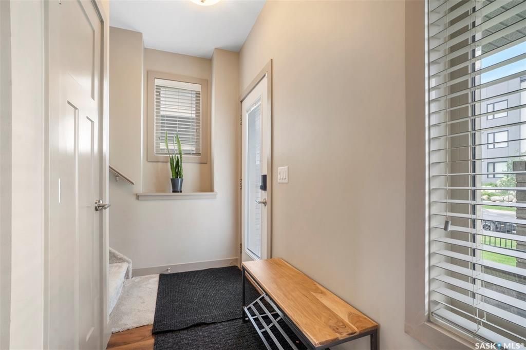 Evergreen小区核心路段2014年建1347尺4房4卫边户双车库联排别墅出售。房屋状况如新，可步行至小学和公园，近高中近购物。一楼客厅宽敞明亮，9英尺层高，高级复合板地板，全花岗岩台面，白色经典橱柜带阻泥，厨房不锈钢家电齐全。二楼洗衣房，超大主卧带完整洗手间和步入式衣柜。地 - 7