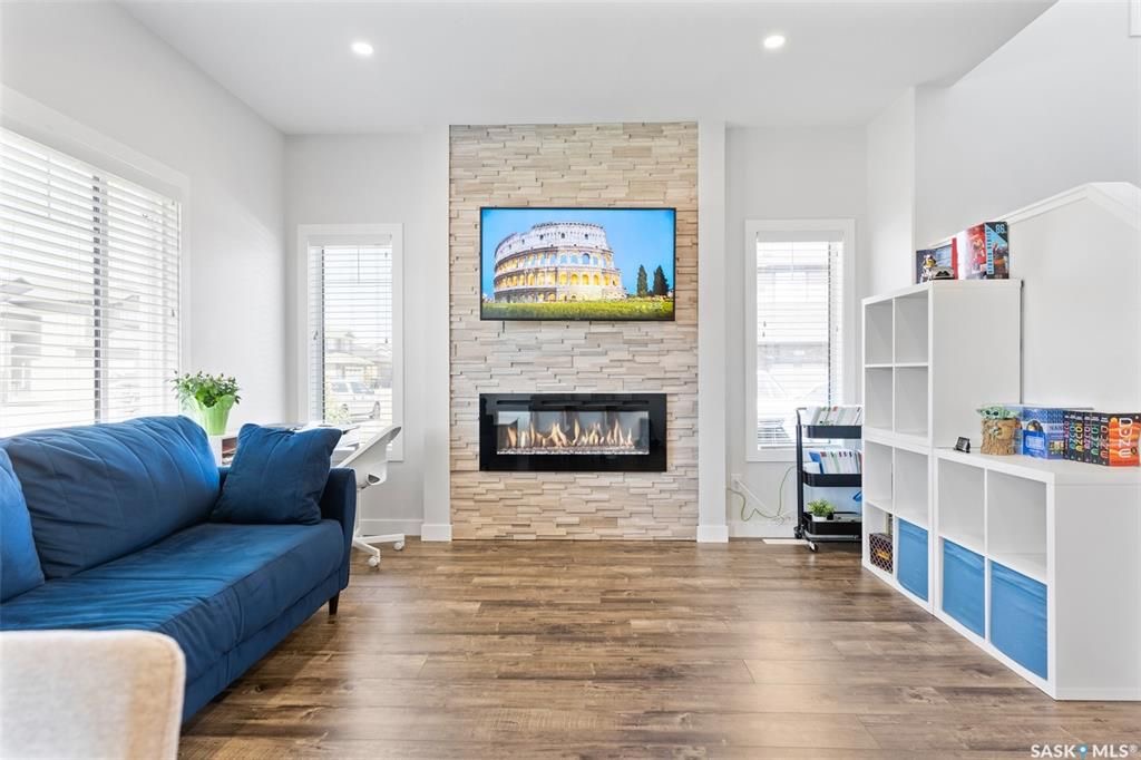 Evergreen小区2021年建1535尺3房3卫边户联排出售，带连房子双车库外加双车道，独立院子。一楼9尺层高，开放式设计，多窗户好采光。客厅带壁炉造型墙，厨房大理石台面，升级橱柜，另有独立收纳间，不锈钢家电，抽油烟机外排。二楼有3个大卧室外加一个多功能厅。主卧带步入式衣柜和 - 11