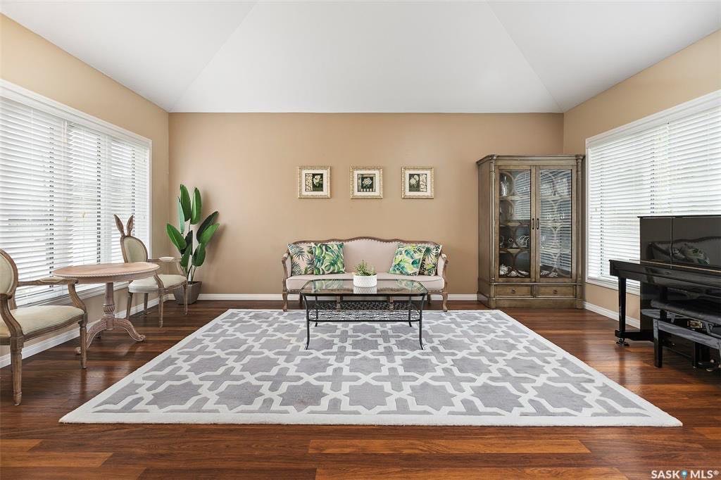 Willowgrove小区成熟安静路段4房独立屋出售，步行到小学,精致外观，双门加热车库，三车道。开放式设计大客厅多窗户好彩光。厨房多橱柜多操作台带新换Kitchen Aid家电。地下室高层高，装修有一面积活动室和额外房间。房子里外极致保养 - 4