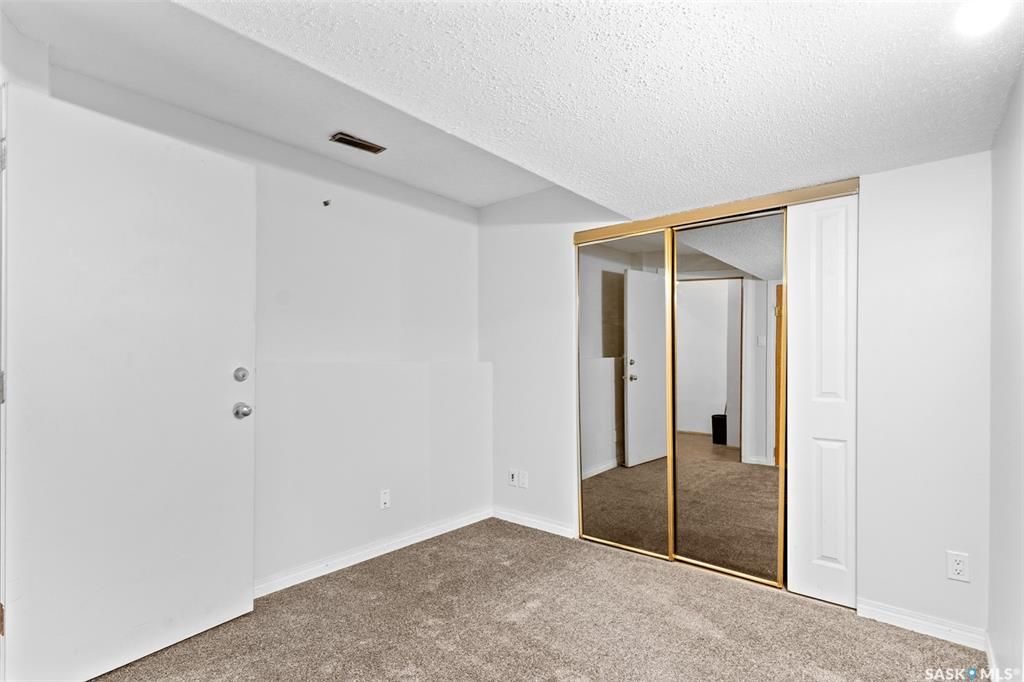 Sutherland小区4 房3卫联排出售。本地人业主，位置便利，近大学。连房子单车库外加一个室外车位。大窗户明亮，新不锈钢家电，新合成板地板和部分地毯，地下室完整装修有一房一厅一简易厨房水吧，另外带一独立露台。房屋近期更新，维护好。挂牌价格：$235000。 有意请联系地产经纪 - 23