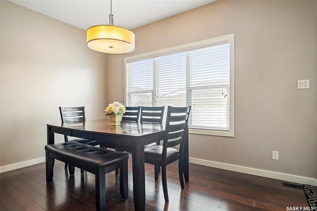 Stonebridge小区面对学校公园，4房4卫双拼屋出售！没有物业费！双车库，独立小院，高档装修。9尺层高，实木地板，理石台面，主卧带独立洗手间，地下室装修有一房一厅一卫。带中央空调换风系统。房屋状况新保养好。挂牌价格：$399000。详情请联系地产经纪Gary Gai 盖王睿 - 8