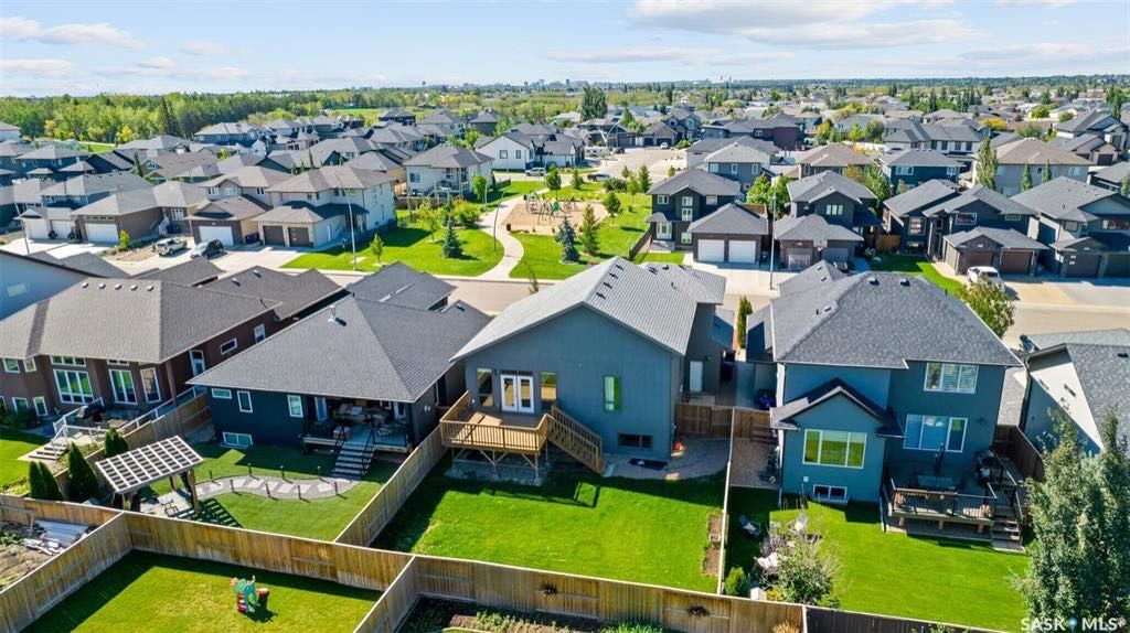 EVERGREEN小区2013年新建1415尺3房2卫独立屋出售。房屋位置佳，面对公园景色优美，处于安静街区，近学校购物周围生活设施齐全。高档装修，层高10尺，加高内门，一楼实木地板，三面壁炉。欧式厨房，瓷砖背板，花岗岩台面，还有充足储物空间。一楼还有两间卧室，一间洗手间。二楼主 - 5