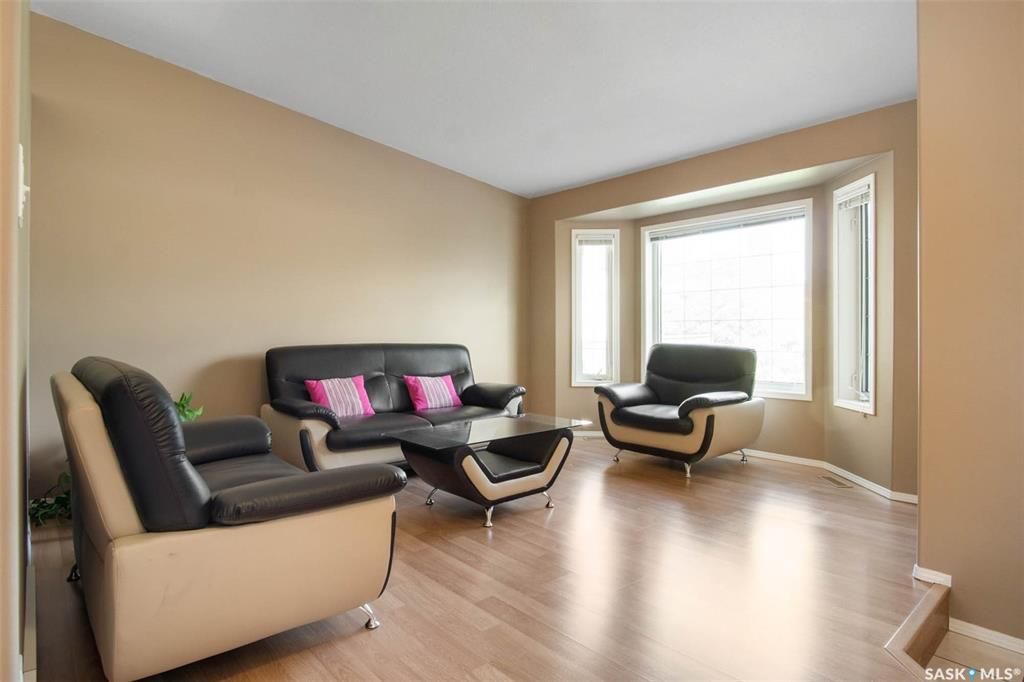 Erindale小区核心地段4房3卫1845尺独立屋出售。步行百米至两所小学Dr. John G. Egnatoff & Father Robinson), 两所高中 St Joseph & Centennial Collegiate, 购物及公园。房屋保养极佳，好格局，采光通透 - 8