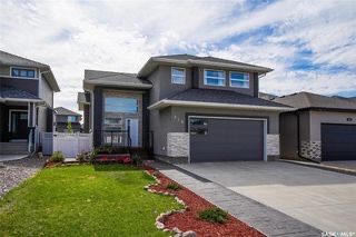 位于Evergreen小区，步行至小学，2014年建1650尺Bi Level错层独立屋含2室一厅合法出租地下室，出售。 保养如新，大窗户采光好，高档装修，地下室有额外活动空间和洗手间用于房主使用，外加地下室两房合法出租套间。前后院完全完工，免维护假草坪大露台（超过$4万成本)。 - 4