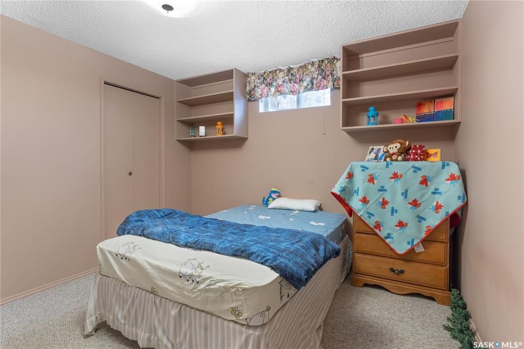 West College Park小区1797尺独立屋出售。位置位于小区核心安静街道，可步行到达双语小学，高中，8街购物等。5 房4卫3个大厅，地下室完全装修，主卧带独立洗手间，连房子双车库外加4车道。房屋门窗，地板，车库，厨房，外墙，室内墙面，瓦片，锅炉热水器大部分更新。后院宽 - 22