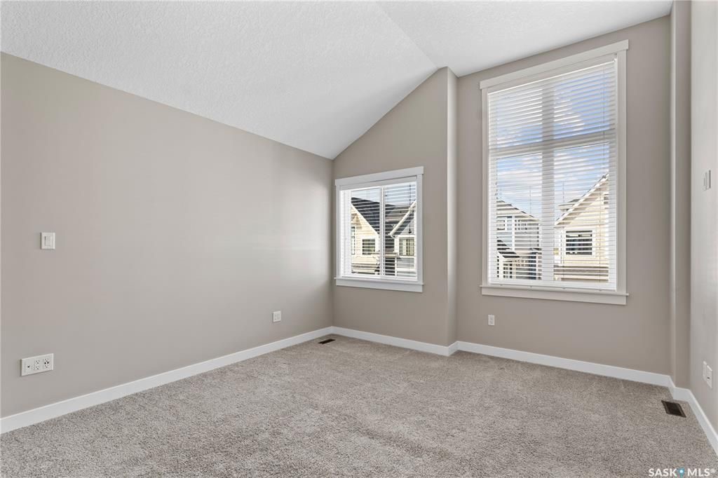 Warman临近高尔夫球场，2017年建1776尺3室3卫联排别墅出售。9ft挑高天花板，房屋保养好。一楼开放式设计，有一个壁炉，厨房带枫木带阻尼橱柜，石英石台面。二楼三间大面积房间，三个浴室和洗衣房。超大主卧带卫生间，装有多功能洗浴设备，双洗手台和步入式衣柜。地下室未装修，带大 - 15