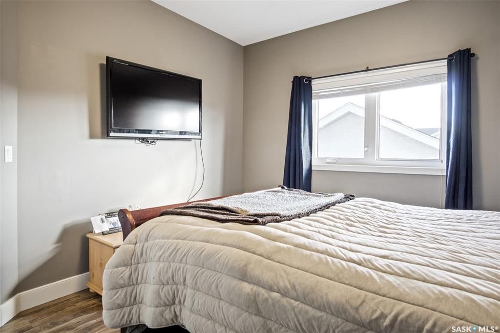 Aspen Ridge小区1165尺错层独立屋出售，本地西人业主，6房3卫，半地下室大窗带合法出租1厨1厅 2房间1卫分电表，独立出入独立洗衣烘干，独立热水器换风系统，另有1大厅或者房间用于主层住户使用，高档装修，全屋9尺，大理石台面，升级厨柜，双车库，拐角地块多停车位，带顶露台 - 16