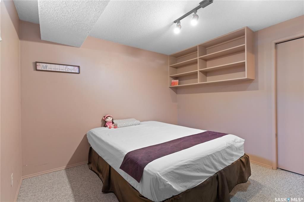 West College Park小区1797尺独立屋出售。位置位于小区核心安静街道，可步行到达双语小学，高中，8街购物等。5 房4卫3个大厅，地下室完全装修，主卧带独立洗手间，连房子双车库外加4车道。房屋门窗，地板，车库，厨房，外墙，室内墙面，瓦片，锅炉热水器大部分更新。后院宽 - 23