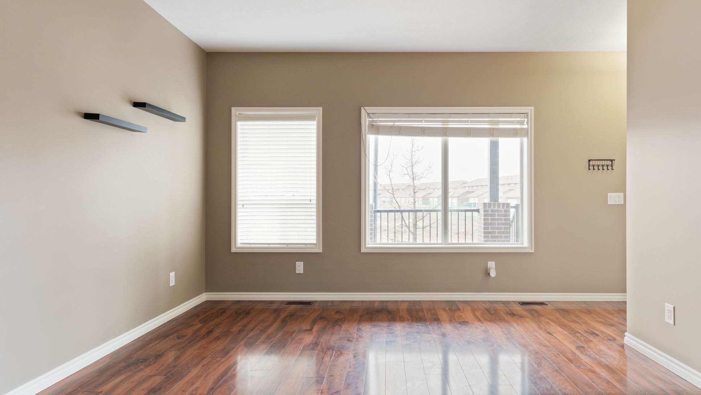 Willowgrove小区2012年建1315尺2房3卫联排别墅出售。房屋年代新，步行百米至两所小学和公园，近百年高中，近购物中心。一楼朝阳自然光充足，客厅宽敞明亮。9英尺挑高，高级复合板地板，全花岗岩台面，枫木橱柜，不锈钢厨房设备。二楼2个超大卧室均带独立洗手间和步入式衣柜。地 - 9