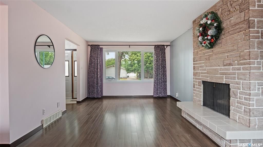 BREVOORT PARK小区2312尺5房3卫 3厅独立屋出售，位置便利，步行小学高中，公交可直达大学，可步行至公园。外墙免打理， 多个洗手间完全翻新，瓦片，地板，窗户，热水器，炉灶等大部分设备近期翻新，投入约$9万更新。一楼布局极具功能性，双客厅，双饭厅，二楼4个大卧室 - 4