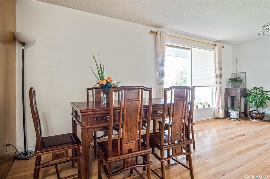 GREYSTONE HEIGHTS小区最佳位置大地块，步行至小学，公园，8街购物，近大学。1556尺3房3卫2书房独立屋出售，房子总占地7569尺。背靠小学公园，出行便利，生活设施齐全。一楼全实木地板，宽敞大客厅，厨房有充足的储物空间。大尺寸卧室，主卧带独立洗手间。地下室全部装修 - 7