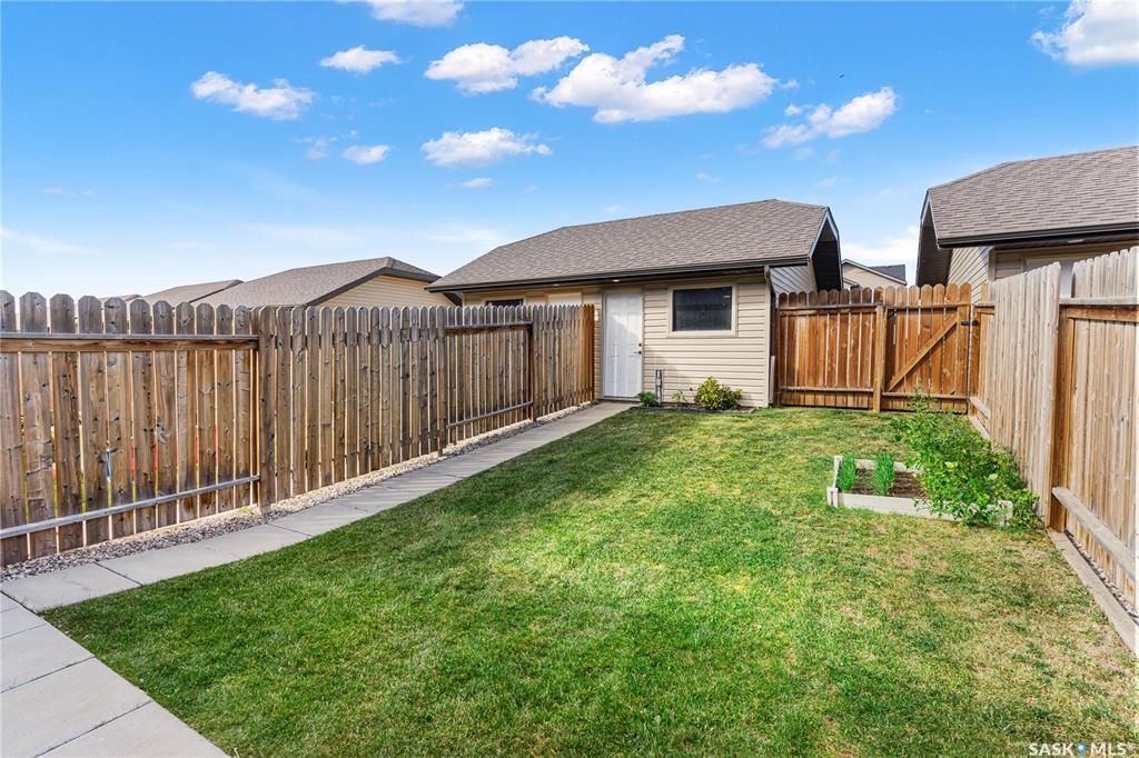 Evergreen小区核心路段2014年建1314尺3房3卫联排别墅出售。房屋状况如新，可步行至小学和公园，近高中近购物。一楼客厅宽敞明亮，9英尺层高，高级复合板地板，全花岗岩台面，枫木橱柜带阻泥，厨房不锈钢家电齐全。二楼3个大卧室，洗衣房，超大主卧带完整洗手间和步入式衣柜。地下 - 21