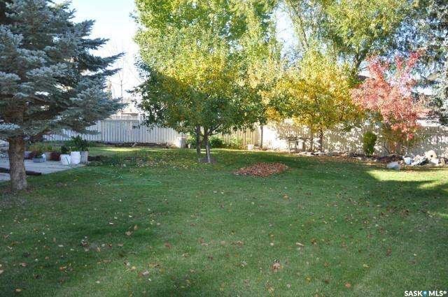 近1万尺超大地块，Erindale小区最佳路段，安静私密。前样板间，2123尺两层独立屋出售。4房4卫。功能性极好格局，双客厅，双餐厅（含正餐厅）。9-10尺层高。主卧洗手间带按摩浴缸。地下室完整装修有一厅一房一洗手间。可步行至小学，公园等。挂牌价格：$499000。 - 7