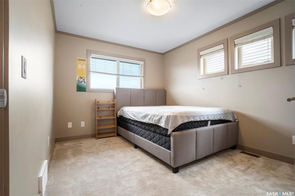 Evergreen小区核心路段2014年建1347尺4房4卫边户双车库联排别墅出售。房屋状况如新，可步行至小学和公园，近高中近购物。一楼客厅宽敞明亮，9英尺层高，高级复合板地板，全花岗岩台面，白色经典橱柜带阻泥，厨房不锈钢家电齐全。二楼洗衣房，超大主卧带完整洗手间和步入式衣柜。地 - 15