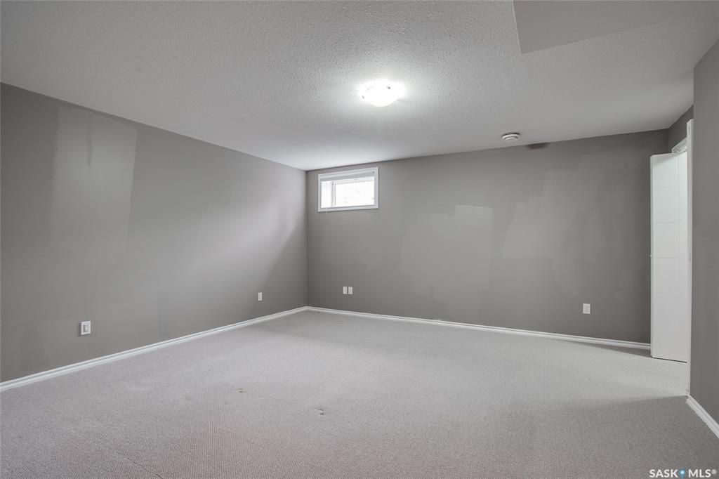 Willowgrove小区4房4卫联排出售。带独立私密小院，主卧带完整洗手间。步行百米小学，近高中，购物。房屋保养佳采光好，高档装修：大理石台面，不锈钢家电，大尺寸房间，一车库一车位，地下室专业装修。挂牌价格：$324900。详情请联系地产经纪Gary Gai 盖王睿 30 - 8