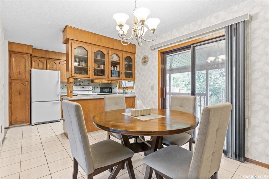 Lakeview小区步行至两所小学公园核心安静地段独立屋出售。4错层好采光，橡木橱柜，主卧带独立洗手间，第三层有超大家庭厅带经典吧台和独立出入门，洗手间有按摩浴缸。第四层装修有一个活动厅可作为第四个房间使用。大占地大院子，露台带顶棚。另有地下喷淋和全新换瓦片，部分更新新pvc窗户 - 9