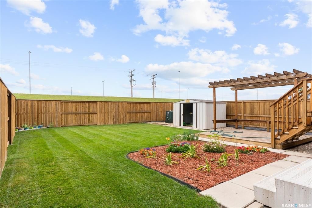 Stonebridge小区近1410尺错层独立屋出售，5房3卫，半地下室带合法出租2房1厅1厨1卫分电表，独立出入独立洗衣烘干，独立热水器。高档装修，连房加大尺寸双车库，双层露台。后院私密性好没有邻居相连。主层挑高顶，木地板，枫木橱柜，大厨房带独立角柜，主卧带独立洗手间和步入衣柜 - 30