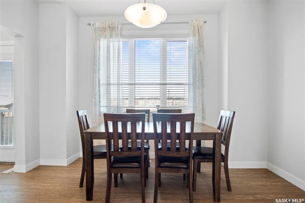 Brighton小区2017年建1401尺3房3卫独立屋出售。地下室保温完成。高档装修，9尺层高，大理石台面，不锈钢家电。二楼3个大卧室其中主卧带独立洗手间。室外有一个露台，独立小院，双车库水泥台（未完成）。另有中央空调，加湿器，换风系统。挂牌价格 $415000。详情联系地产经 - 8