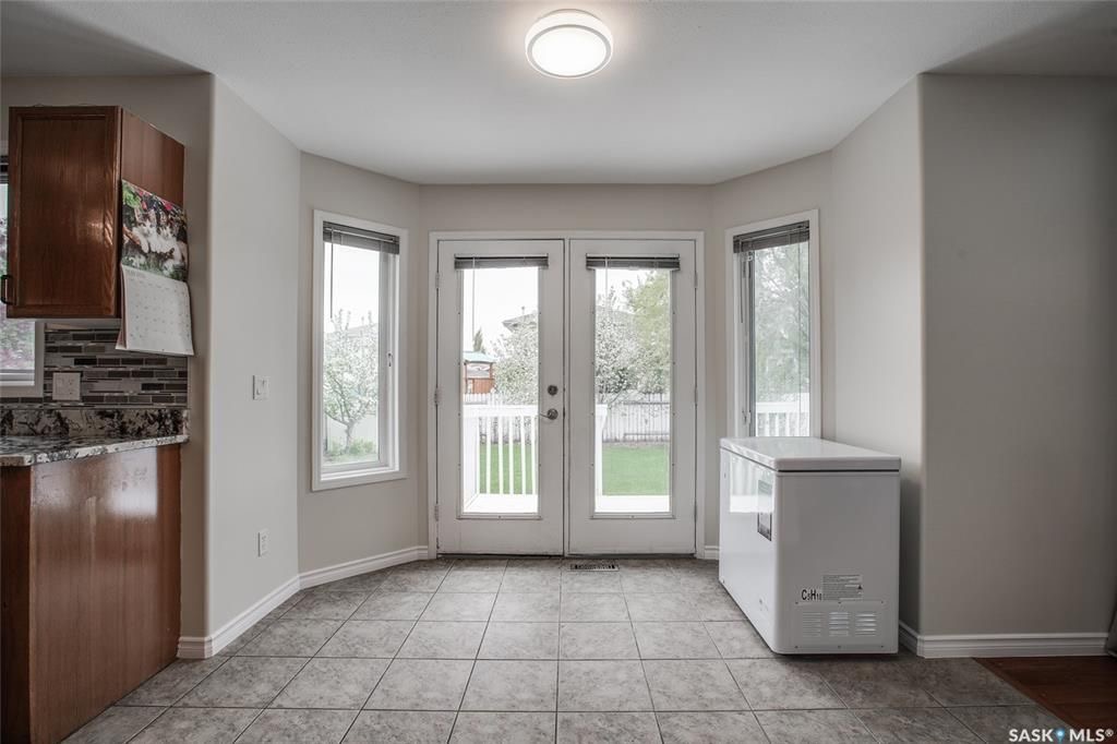 Briarwood小区核心安静路段1635尺两层独立屋出售，大地块私密后院。房屋近期大量更新保养佳。更新地毯，合成地板，厨房大理石台面，锅炉，热水器，烘干机，洗碗机。开价：$429000。有意请联系地产经纪Gary Gai 3063413677 微信：gary3677 网站： - 6