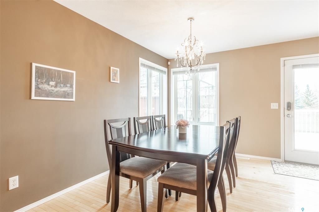 Arbor Creek背靠公园4房4卫两层独立屋出售。近学校购物。实木地板，大客厅餐厅，私密大院子。客厅采光好带飘窗壁炉，主卧带独立洗手间和步入式衣柜，地下室专业装修有一大家庭厅一卧房一洗手间。加热双车库。新换瓦片。挂牌价格：$469000。详情请联系地产经纪Gary Gai 盖 - 7