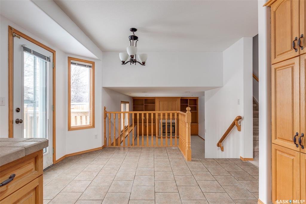 Lakeridge小区 步行200米到两所优质小学，1973尺 5房3卫独立屋出售，错层结构，良好保养，橡木橱柜，新漆墙面，大窗户多面朝阳采光，连房子双车库，安静路段，大地块，开价：$439000。有意请联系地产经纪Gary Gai 3063413677 微信：gary3677 - 7