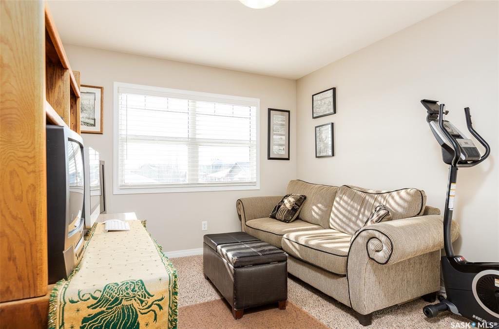 Briarwood小区核心路段两层独立屋出售，一手房本地西人房主，大地块，背靠公园绿地好风景。2007年建，保养如新。1630尺，4房3卫。高效锅炉热水器，一半瓦片新换。家具可议。开价：$499900。有意请联系地产经纪Gary Gai 3063413677 微信：gary367 - 9