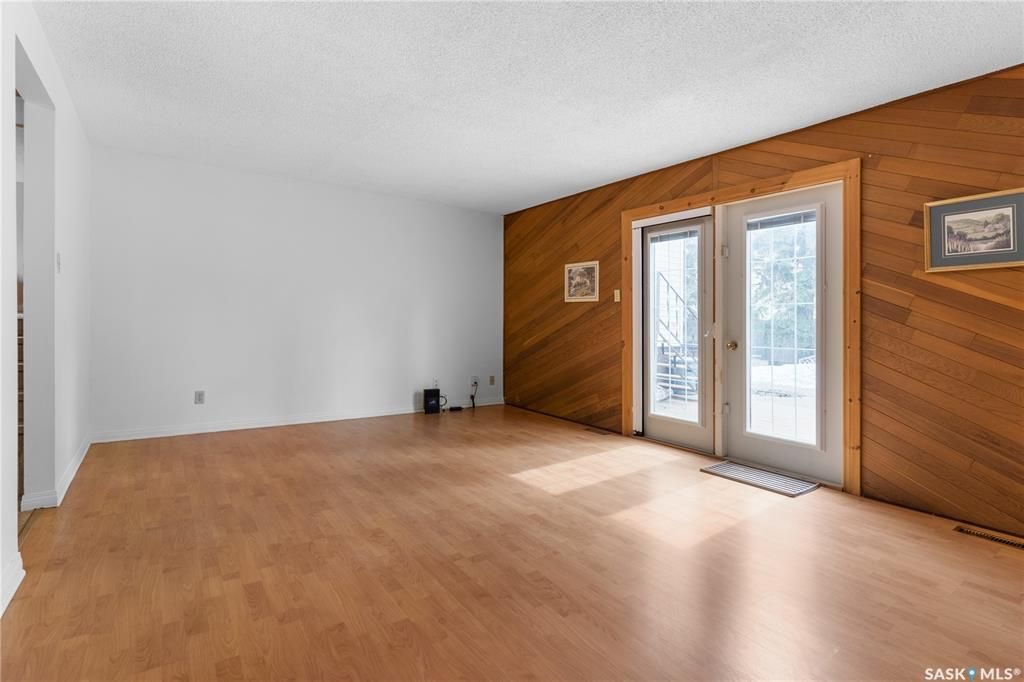 College Park小区近学校近八街安静好地段2274尺独立屋出售。4 房4卫3厅，错层结构。房屋宽敞明亮，实木/软木地板，更新升级厨房台面橱柜，朝南阳光房/正餐厅。二楼房间尺寸大全木地板；主卧带独立洗手间。地下室有超大活动空间，水吧台，洗手间，另有独立工作室。所有大件设备均 - 18