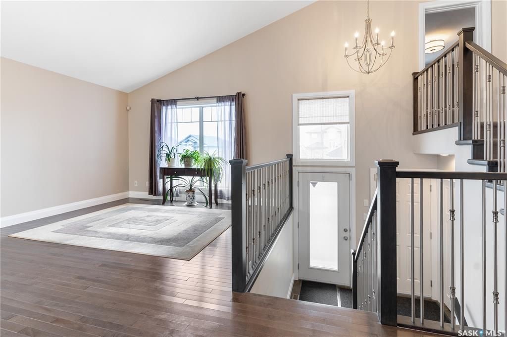 Willowgrove小区Royalty建商2010年建1284尺错层4室3卫独立屋出售。步行近公园，学校，购物。高档装修配置：挑高层高，实木地板，厨房大理石台面升级橱柜搭配背景墙砖，不锈钢家电。超大主卧带步入式衣柜，豪华洗手间全墙贴砖，带按摩浴缸。半地下室大窗户专业装修有1房1 - 6