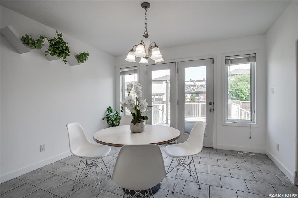 Willowgrove小区1891尺2007年建4房4卫外加多功能厅独立屋出售，位置便利步行至两所willowgrove小学，百年高中，购物公园。全新刷漆，新换部分地毯，热水器。实木地板，大理石台面。二楼有3房2卫外加多功能厅，地下室装修有一房一厅一卫。大院子连房子双车库。 - 6