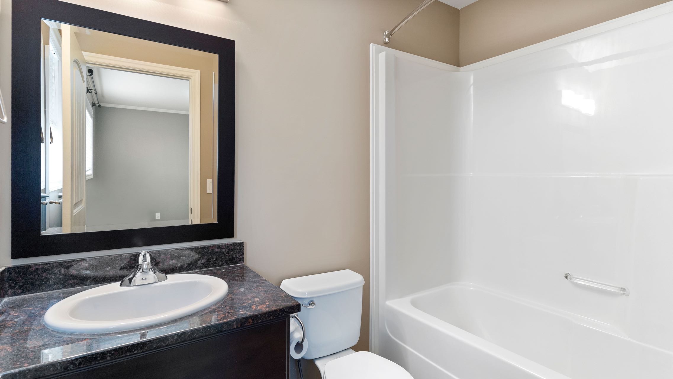 Willowgrove小区2012年建1315尺2房3卫联排别墅出售。房屋年代新，步行百米至两所小学和公园，近百年高中，近购物中心。一楼朝阳自然光充足，客厅宽敞明亮。9英尺挑高，高级复合板地板，全花岗岩台面，枫木橱柜，不锈钢厨房设备。二楼2个超大卧室均带独立洗手间和步入式衣柜。地 - 29